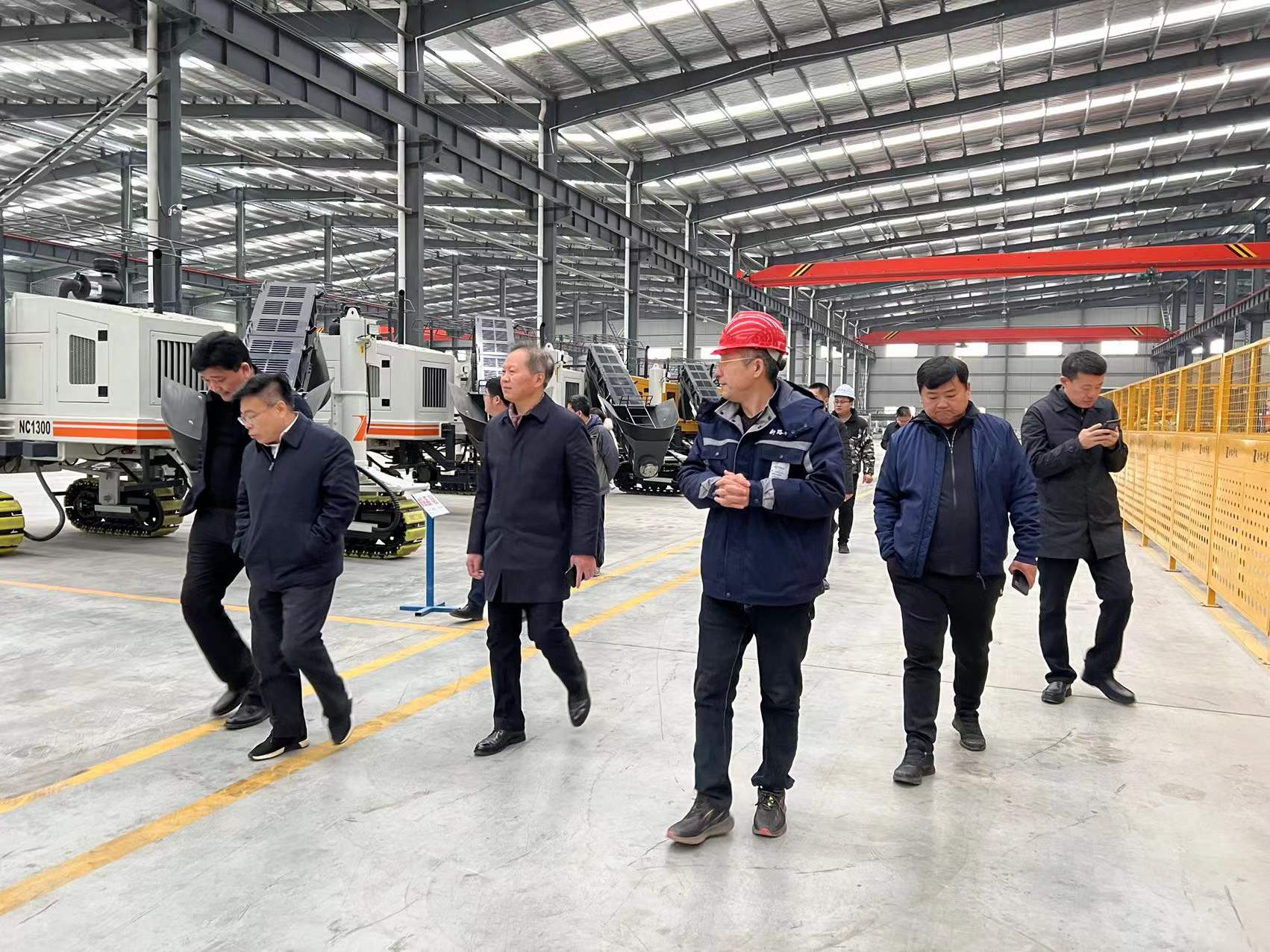 熱烈歡迎徐州市委市政府、淮海國際港務(wù)區(qū)、柳新鎮(zhèn)一行領(lǐng)導(dǎo)來我司參觀考察工作